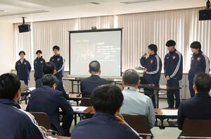 スポーツを通した地域交流などのアイデアを提言する生徒ら＝聖籠町役場