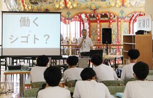 サントピアワールドを訪問した安田中学校の1年生に講話した髙橋修園長=阿賀野市久保