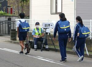 可搬式自動速度違反自動取り締まり装置を使った通学路での取り締まりの様子=新潟市中央区堀之内3