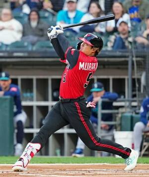 マリナーズ戦の1回、15号ソロを放つホワイトソックス・村上=シカゴ(共同)