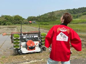 「米山プリンセス」田植え時の法被姿=5月、柏崎市