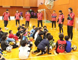 元Jリーガーらが子どもたちに技や心構えを教えたサッカー教室=糸魚川市