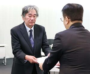 意見書を手渡す鯉江康正座長=7日、長岡市大手通1のアオーレ長岡