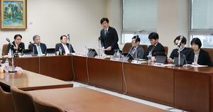 県立病院看護職員の離職対策などを議論した厚生環境委員会=13日、県議会