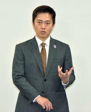 　大阪府庁で記者団の取材に応じる吉村洋文知事＝１９日