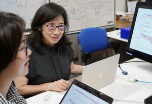 　研究室の学生と議論する古気候学者の阿部彩子さん＝千葉県柏市