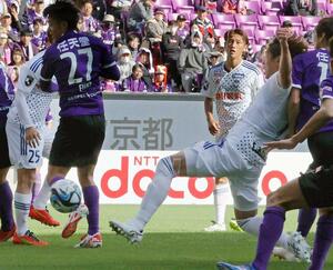 京都－新潟　前半３４分、ＦＫからＤＦ渡邊泰基（右手前）が決めて１－０＝サンガＳ（写真映像部・佐藤将志）