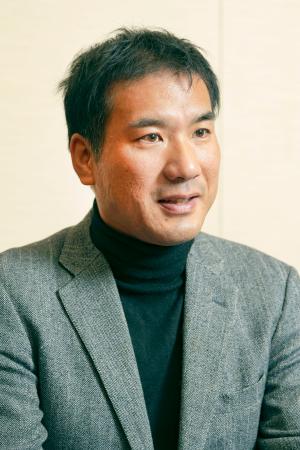 　通史を書く際、専門外の分野を扱う怖さはあるが「今やらないと、さらに細分化が進み、誰もやらなくなる」と話す安岡健一さん