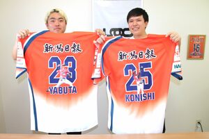 オイシックスドリユニを持つ新潟刺繍の野口貴広社長(右)ら=柏崎市茨目3