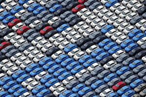 　輸出拠点の横浜港に並ぶ自動車