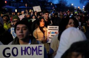 　米移民・税関捜査局員に撃たれ死亡した女性を追悼集会に集まった人たち＝７日、米中西部ミネソタ州ミネアポリス（ロイター＝共同）