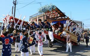 華やかな山車が市内中心部を巡行した中条まつり=胎内市西栄町