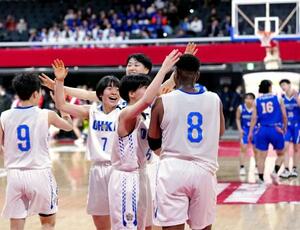 　福井工大福井に勝利し、喜ぶ桜花学園の選手＝東京体育館