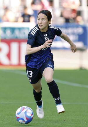 国際親善試合のガーナ戦で攻め込む「なでしこジャパン」の北川ひかる=13日、金沢ゴーゴーカレースタジアム