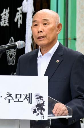 6日、韓国・陜川で開かれた原爆犠牲者の慰霊式で発言する韓国原爆被害者協会の李圭烈会長(共同)
