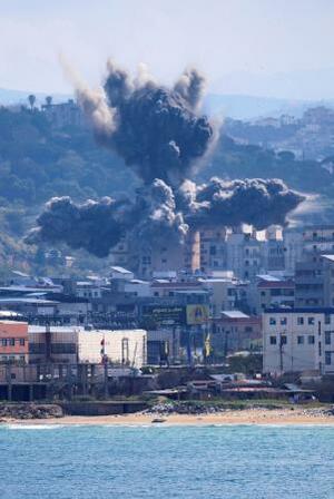 8日、レバノン南部ティールで、イスラエルの攻撃により立ち上る煙(ロイター=共同)