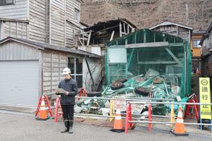 出雲崎町が初めて行った特定空き家の代執行=出雲崎町木折町