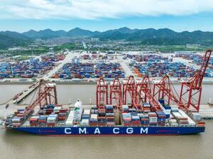 中国浙江省の寧波舟山港に停泊するコンテナ船=6月(共同)