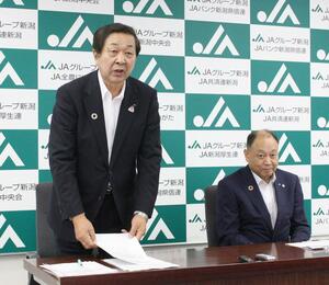 経営改革方針を明らかにしたJA県厚生連の伊藤能徳経営管理委員会会長(左)と塚田芳久代表理事理事長=7月10日、新潟市中央区