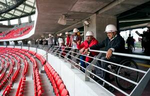 愛知・名古屋アジアパラ大会のメイン会場となるパロマ瑞穂スタジアムを視察する各国・地域の関係者ら=29日、名古屋市