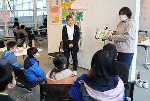 ジェンダーをテーマにした紙芝居を披露する敬和学園大学の学生=新発田市役所