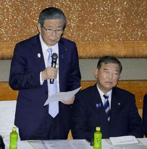 自民党の両院議員懇談会であいさつする森山幹事長。右は総裁の石破首相=7月、東京・永田町の党本部