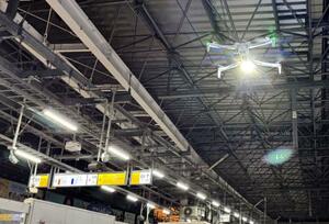 　ＪＲ新橋駅で行われたドローンの試験飛行＝１月（ＪＲ東日本提供）