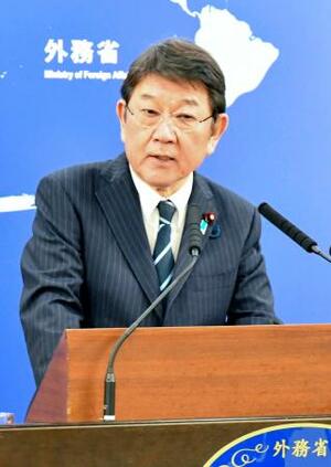 記者会見する茂木外相=2日午後、外務省