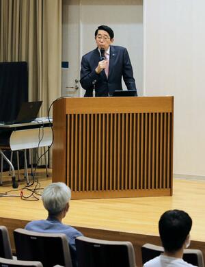 地域一帯で進める液状化対策の難しさを語る千葉県浦安市の前市長、松崎秀樹さん=新潟市中央区礎町通3