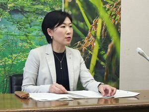 町長選について「町の指針を決める重要な機会」と話す桑原悠町長=20日、津南町役場