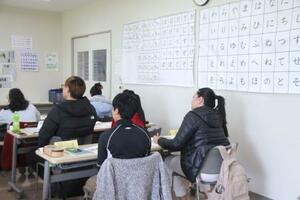 　浜松市の日本語教室で学ぶ生徒ら＝１６日（画像の一部を加工しています）