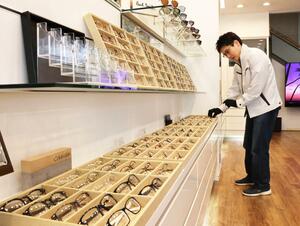 「ミヤコヤ」から店名を変え、6月1日に再オープンする「都屋兄弟商会」=長岡市大手通1