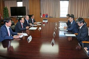 斎藤健経済産業相(右手前から2人目)に要望する自民党県連幹部=7月22日、経産省