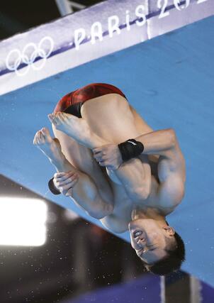 男子高飛び込み決勝　演技する玉井陸斗＝パリ郊外（共同）