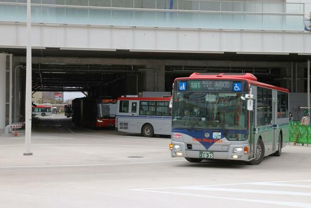新しいバスターミナルを走る路線バス。駅直下を通り、新たなルートで運行する路線もできた=3月31日、JR新潟駅