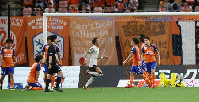 新潟－神戸　後半追加タイム、逆転されてぼうぜんとする新潟の選手たち＝ビッグスワン（写真映像部・金子悟）