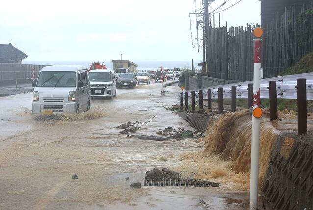 大雨で泥水が流れている国道8号=3日、上越市虫生岩戸(写真の一部を加工しています)