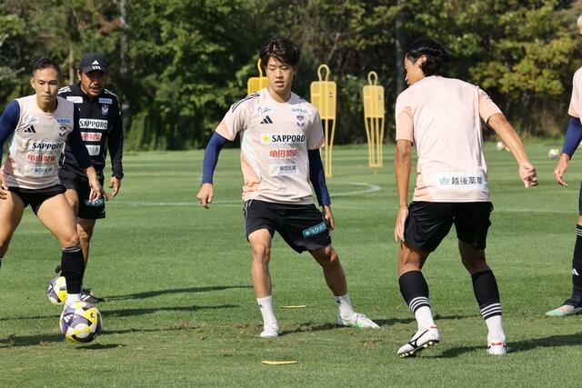 J1新潟第33節岡山戦に向けて練習するアルビレックス新潟のMF長谷川元希(中央)=3日、聖籠町