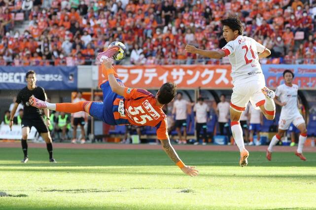 後半、FWマテウス・モラエス(55)がゴールを狙う=デンカビッグスワン