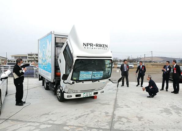柏崎市内に開所したリケンＮＰＲの柏崎水素ステーションの開所式でお披露目された水素で動く自動車＝２５日、柏崎市柳田町