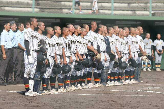 帝京長岡－佐渡　校歌を斉唱する帝京長岡の選手たち＝新発田市五十公野