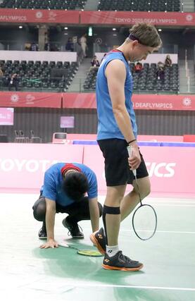 ３位決定戦に敗れ、うなだれる沼倉昌明（右）とコートに手を付く太田歩＝京王アリーナ