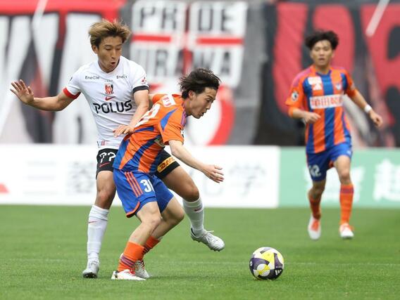 後半、競り合うMF奥村仁(30)=5月11日、デンカビッグスワン