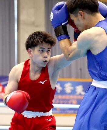 成年男子フライ級準々決勝　左で攻める髙木丈（左・日大）＝滋賀県東近江市