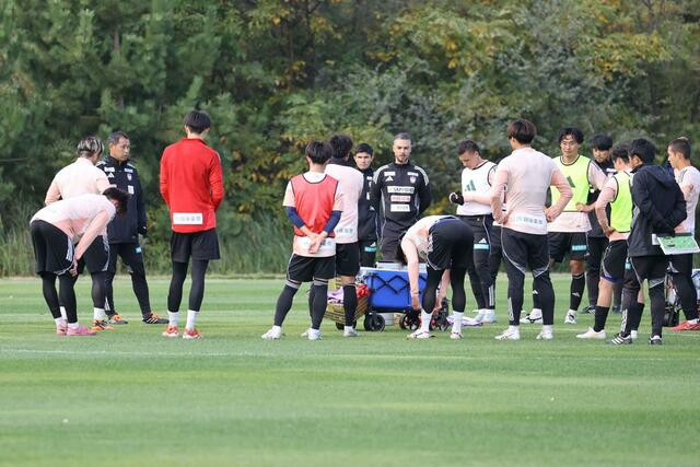 来季のJ2降格決定後、初となる全体練習を行う。入江徹監督が選手に語りかける=聖籠町