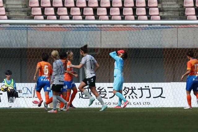 新潟L-INAC神戸 前半31分、PKを決められ悔しがるGK平尾知佳(右から2人目)ら=デンカビッグスワン