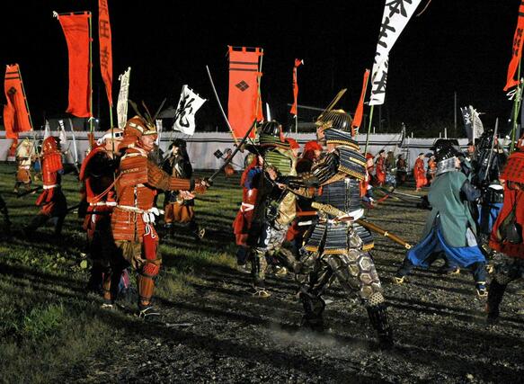 謙信公祭の「川中島合戦の再現」で、合戦シーンを熱演する甲冑姿の市民ら＝２４日、上越市大豆の春日山城史跡広場