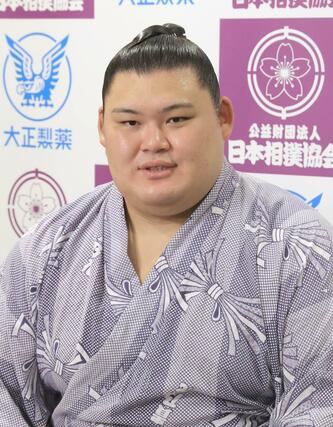 大相撲の秋巡業三条場所、取材に応じる大の里