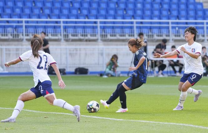 日本－台湾　前半、チーム２点目のゴールを決める滝川（中央）＝水原（共同）