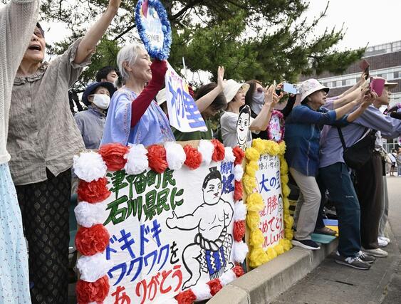 大相撲・大の里関の横綱昇進を祝うパレードに集まった大勢の人たち＝２９日午後、石川県津幡町